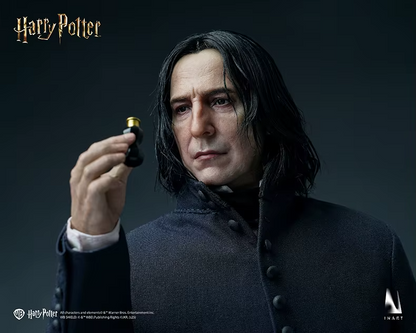 Character holding a small object against a dark background with 'Harry Potter' branding.